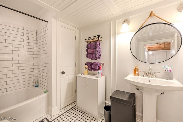 38694 Andrews Ridge Way, Willoughby, OH 44094