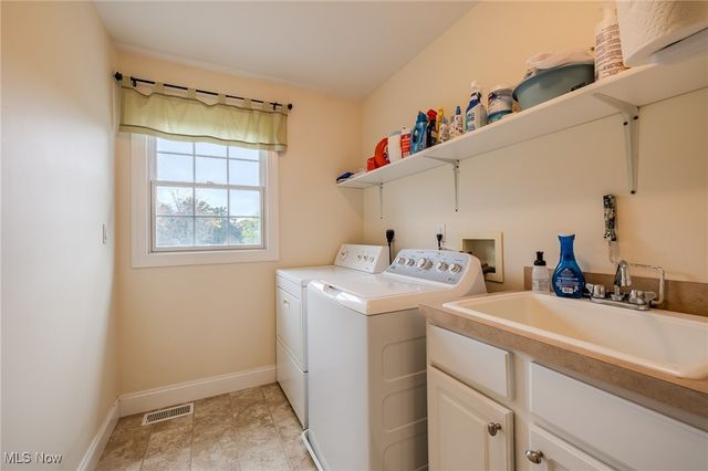 38694 Andrews Ridge Way, Willoughby, OH 44094