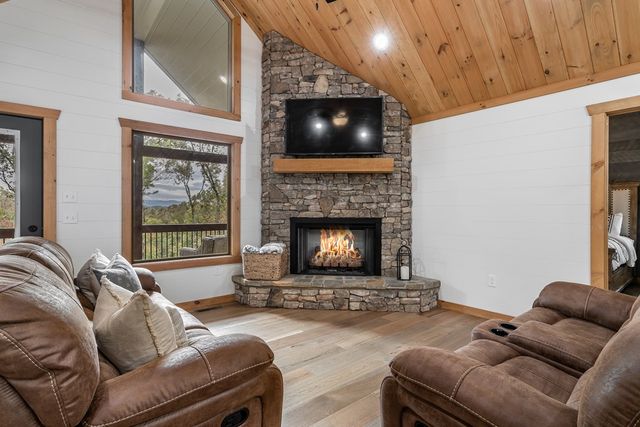 241 Wolf Creek Mountain Road, Mineral Bluff, GA 30559