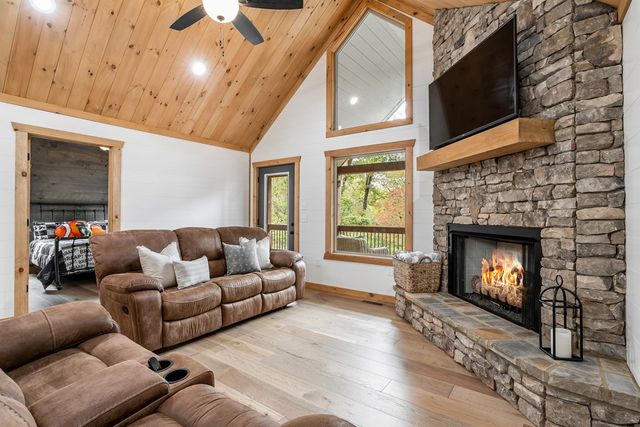 241 Wolf Creek Mountain Road, Mineral Bluff, GA 30559