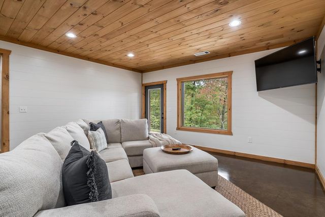 241 Wolf Creek Mountain Road, Mineral Bluff, GA 30559