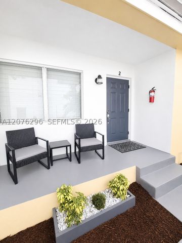 1723 Wiley St N, Hollywood, FL 33020