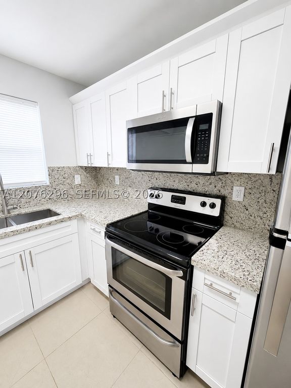 1723 Wiley St N, Hollywood, FL 33020