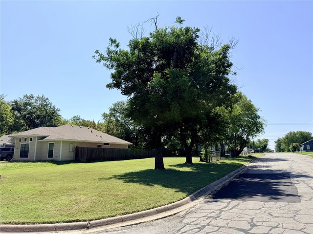 1301 E 6th Avenue, Corsicana, TX 75110