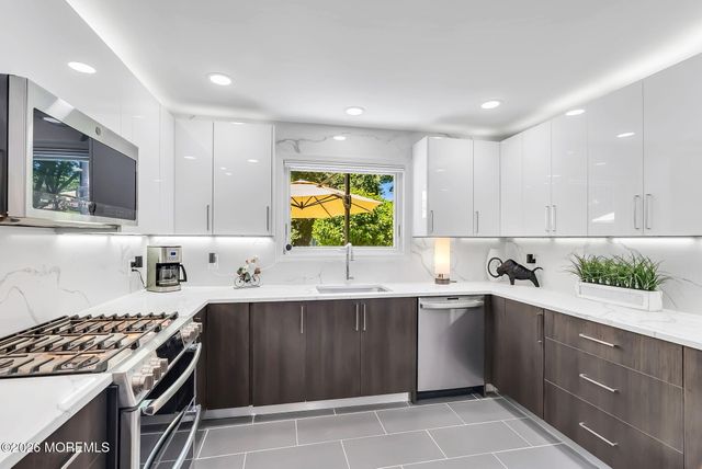 22 Oakdale Drive, Tinton Falls, NJ 07712
