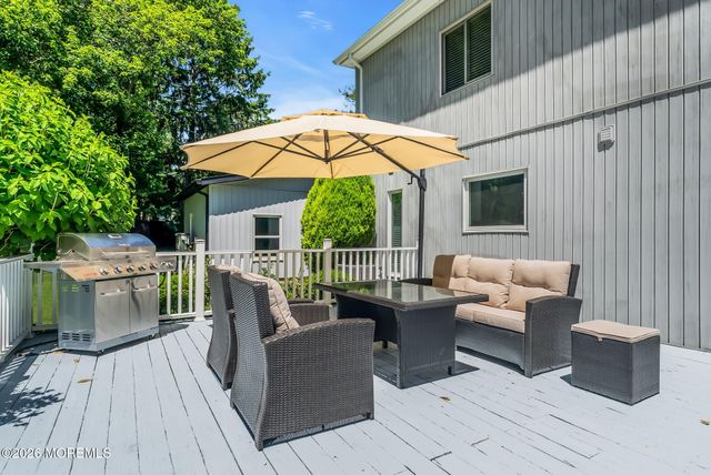 22 Oakdale Drive, Tinton Falls, NJ 07712