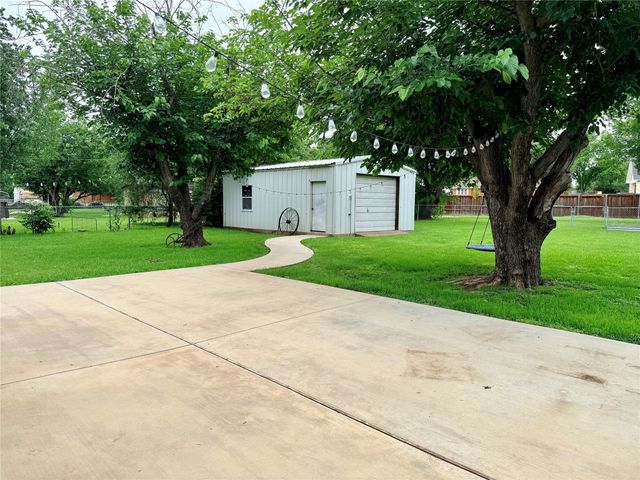 1346 Hillcrest Drive, Graham, TX 76450
