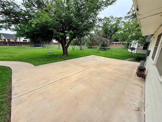 1346 Hillcrest Drive, Graham, TX 76450