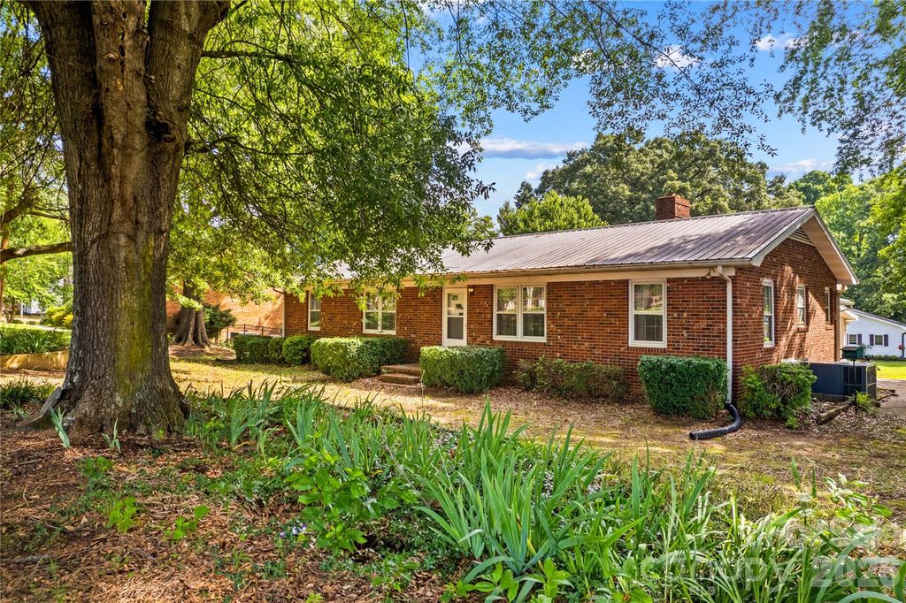 1059 Shearers Road, Mooresville, NC 28115
