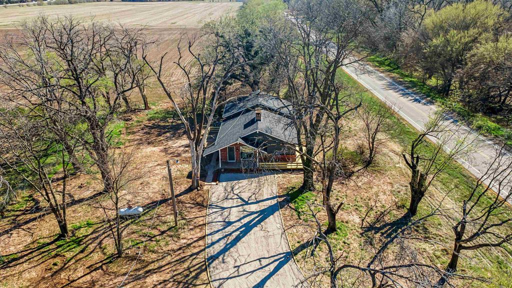 956 N Broadway Rd, Belle Plaine, KS 67013