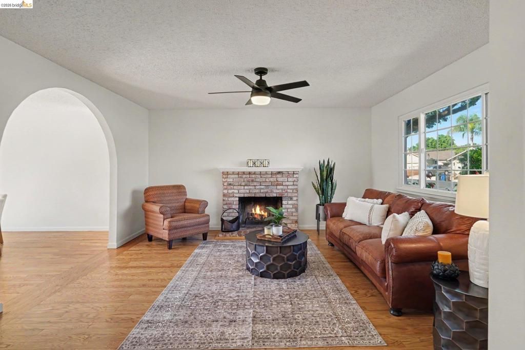 Image 4 of property listing at 4630 Burgundy Dr, Oakley, CA 94561