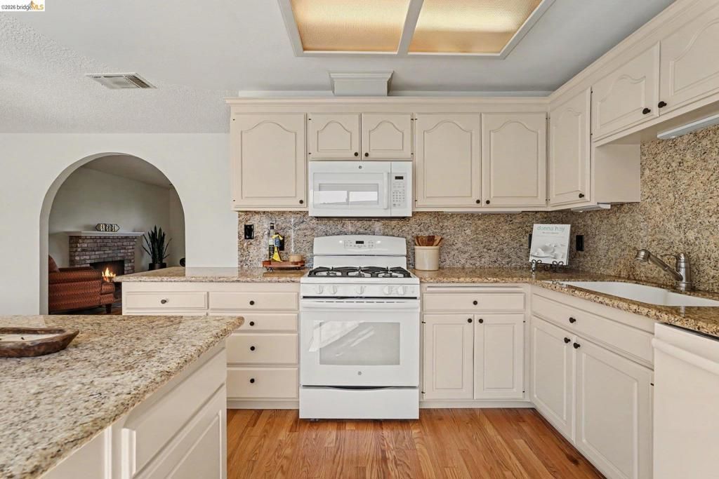 Image 6 of property listing at 4630 Burgundy Dr, Oakley, CA 94561
