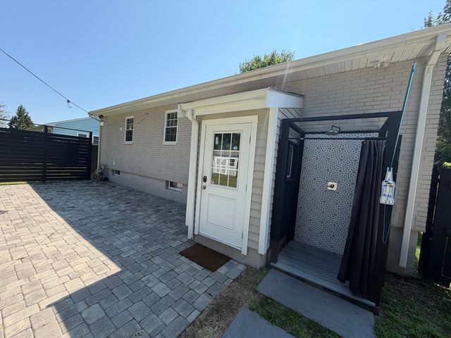 8 Fairbrook Rd, Framingham, MA 01701