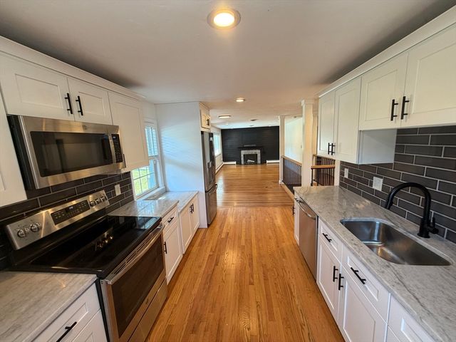 8 Fairbrook Rd, Framingham, MA 01701