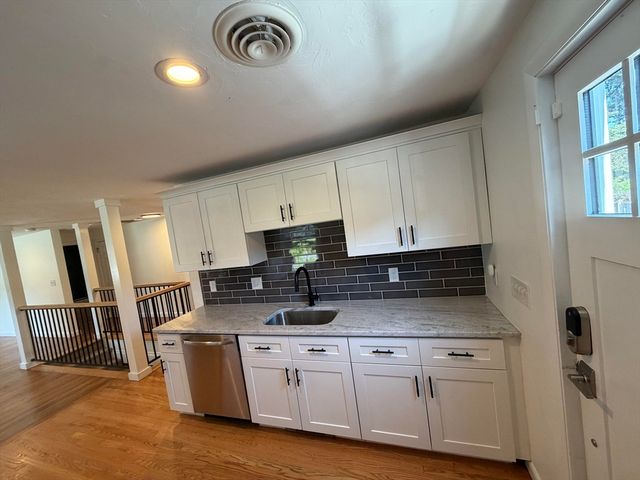8 Fairbrook Rd, Framingham, MA 01701