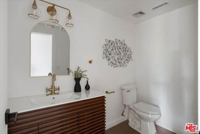 8506 Oak Court, Los Angeles, CA 90046