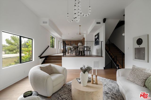 8506 Oak Court, Los Angeles, CA 90046