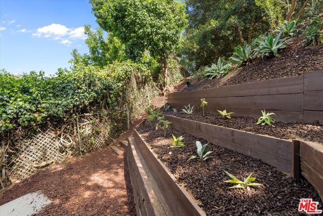 8506 Oak Court, Los Angeles, CA 90046