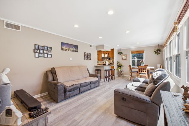 132 Walnut Court, Mundelein, IL 60060