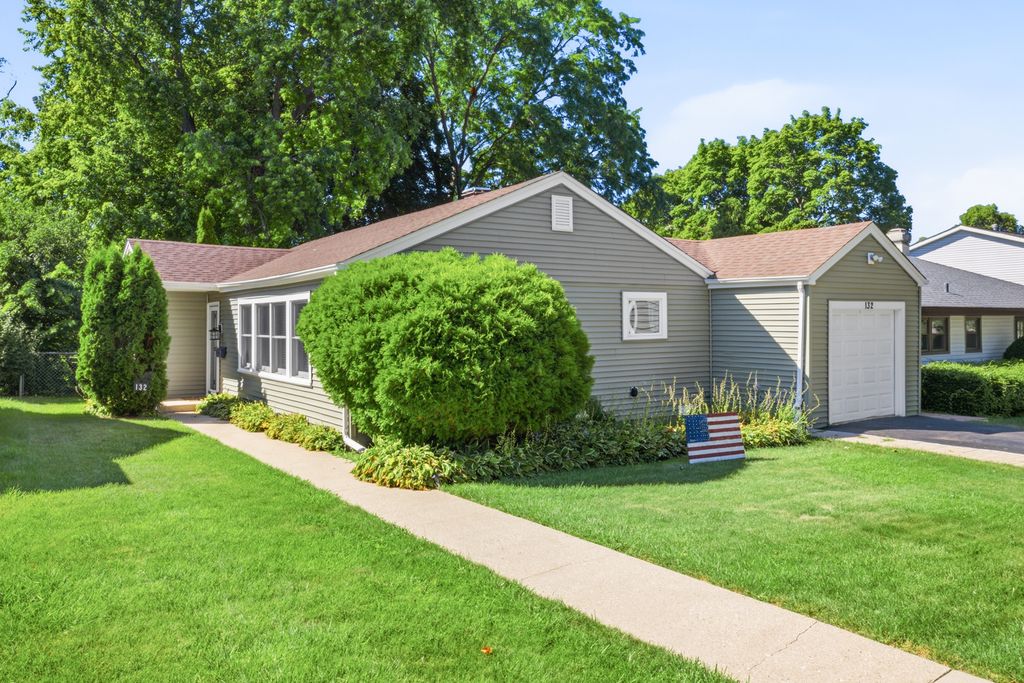 132 Walnut Court, Mundelein, IL 60060