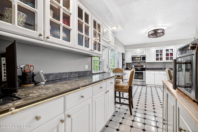 8700 William Penn Way, Louisville, KY 40228