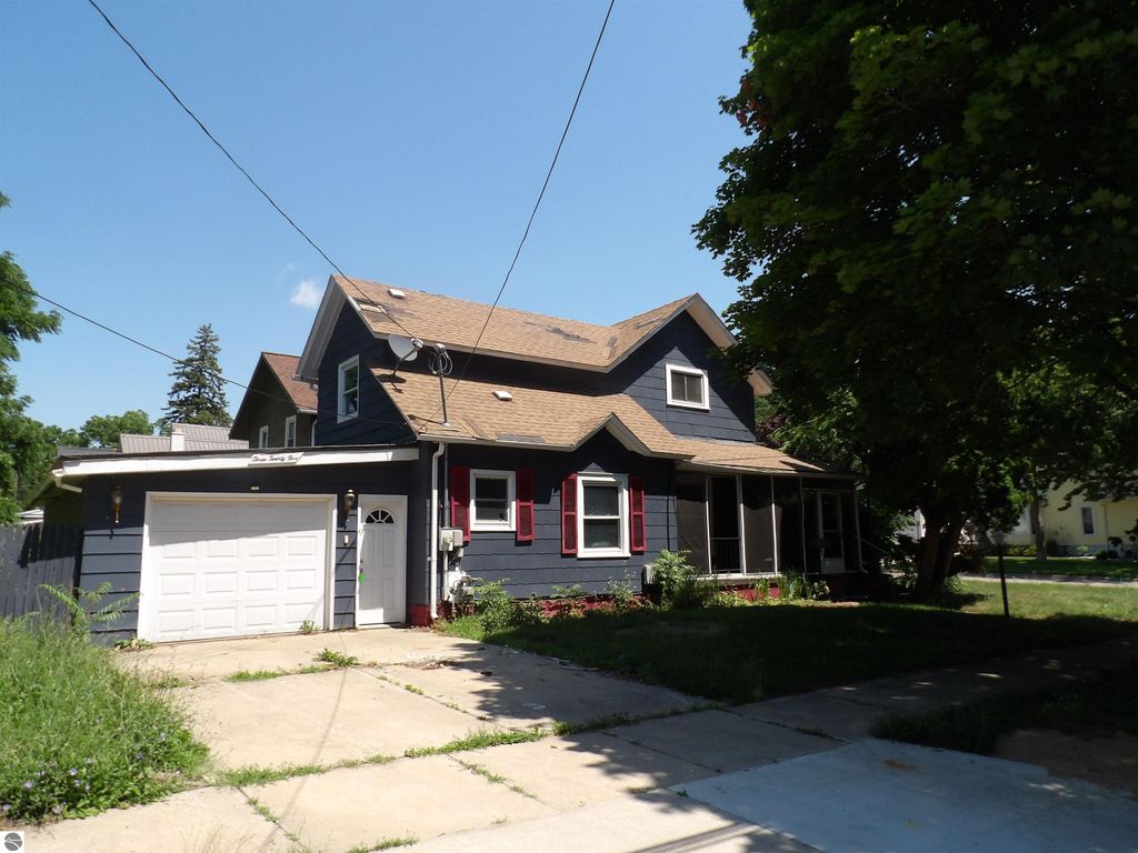 Image 1 of property listing at 325 Walnut, Alma, MI 48801