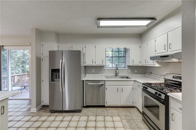 978 Chartley Drive SW, Lilburn, GA 30047