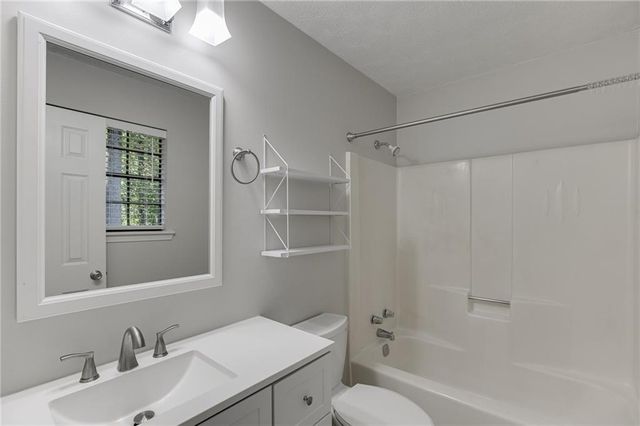 978 Chartley Drive SW, Lilburn, GA 30047