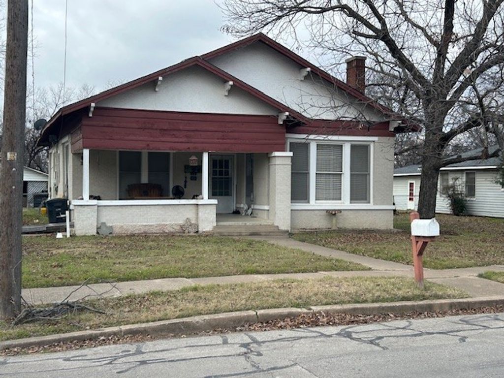 1313 N Robinson Street, Cleburne, TX 76031