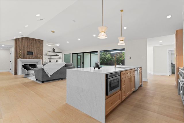 6143 Ella Lee Lane, Houston, TX 77057