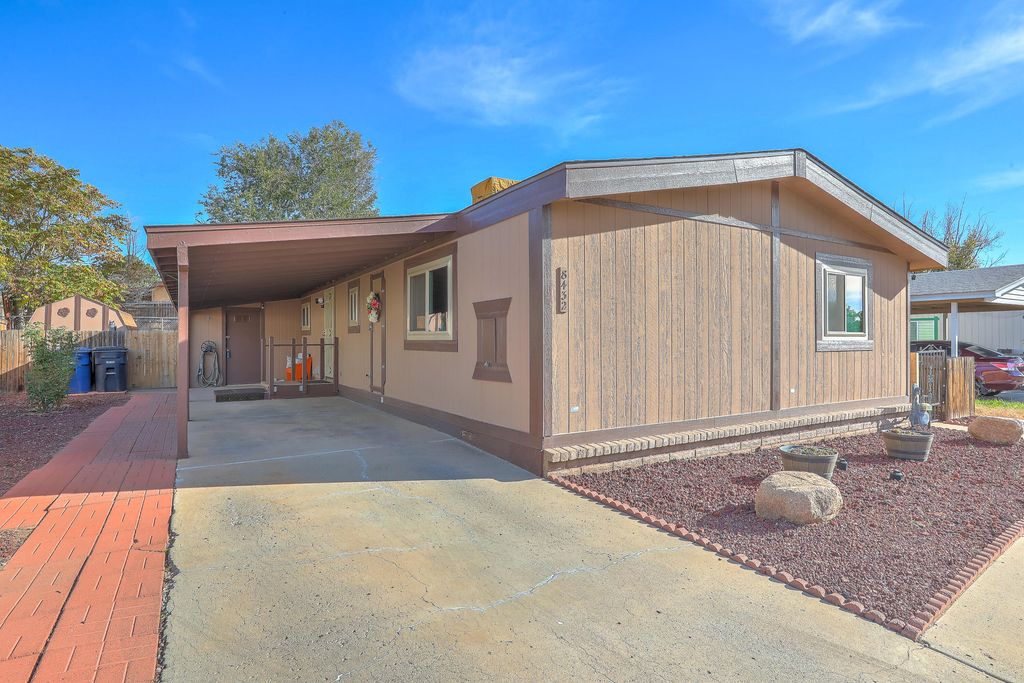 8432 Creek Street NE, Albuquerque, NM 87113