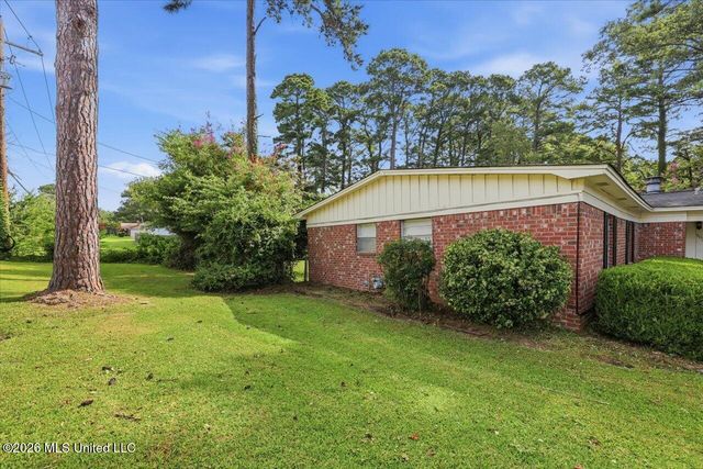 502 W Lakeview Circle, Clinton, MS 39056