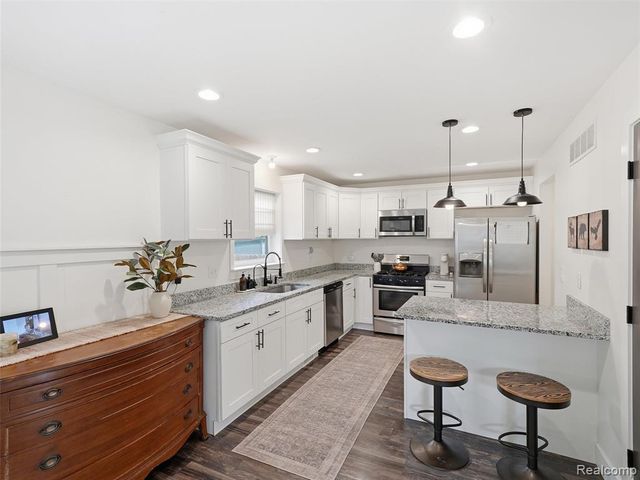 70 W Shevlin Avenue, Hazel Park, MI 48030