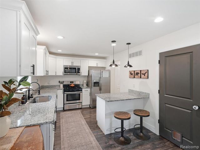 70 W Shevlin Avenue, Hazel Park, MI 48030