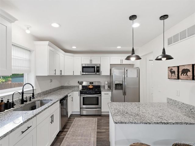 70 W Shevlin Avenue, Hazel Park, MI 48030