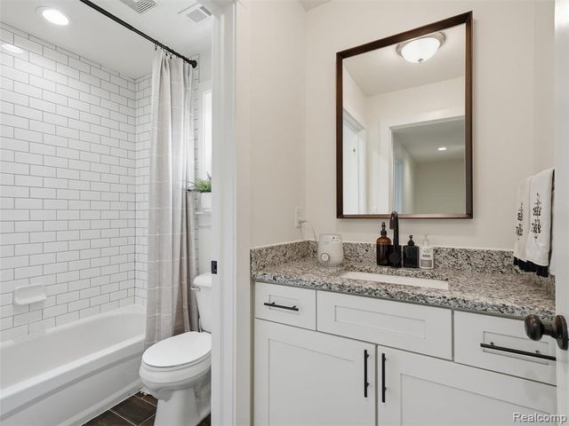 70 W Shevlin Avenue, Hazel Park, MI 48030