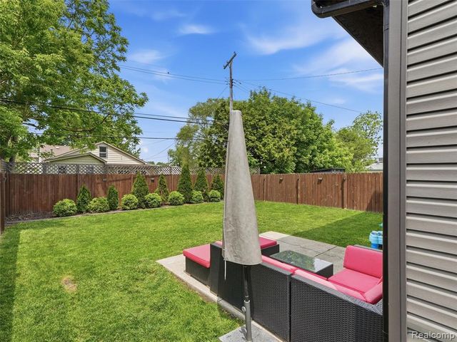 70 W Shevlin Avenue, Hazel Park, MI 48030