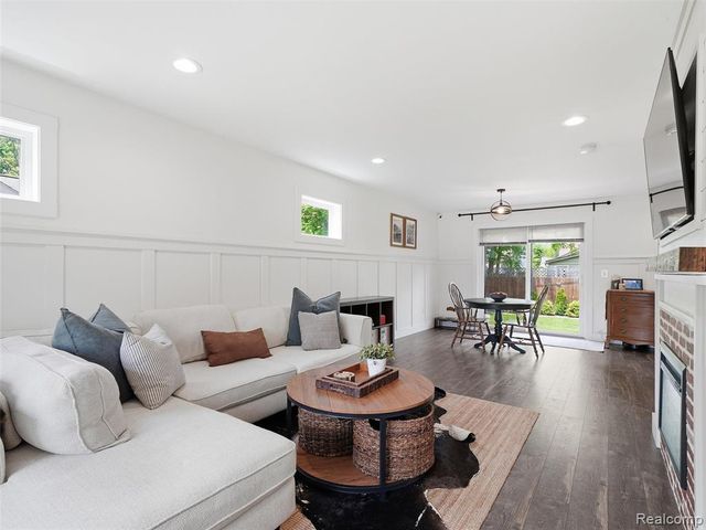 70 W Shevlin Avenue, Hazel Park, MI 48030