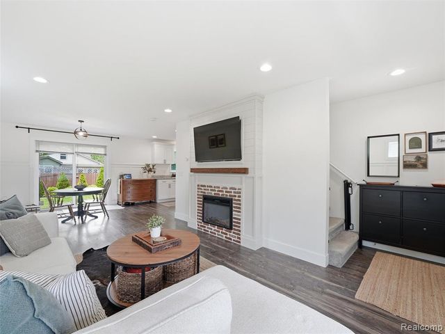 70 W Shevlin Avenue, Hazel Park, MI 48030