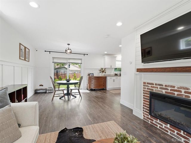 70 W Shevlin Avenue, Hazel Park, MI 48030