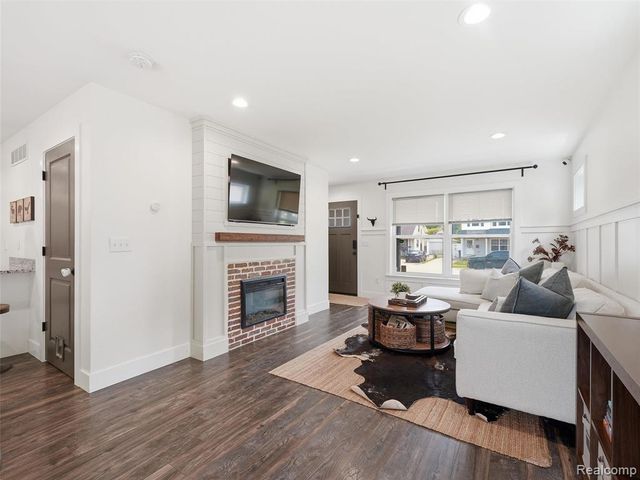 70 W Shevlin Avenue, Hazel Park, MI 48030