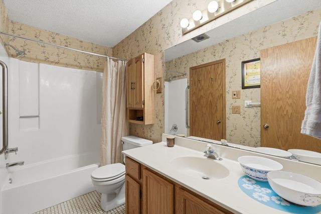 1589 Four Oaks Road, Eagan, MN 55121
