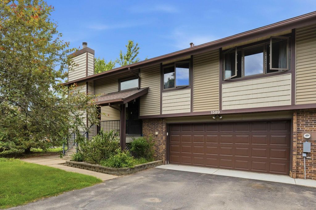 1589 Four Oaks Road, Eagan, MN 55121