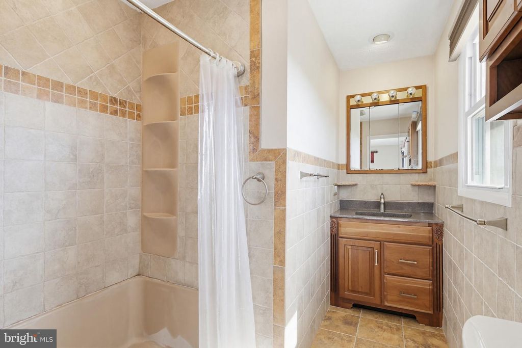 Image 12 of property listing at 603 YORKMINSTER CT, Westminster, MD 21158