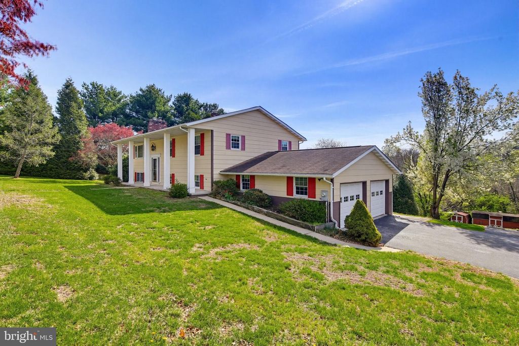 Image 2 of property listing at 603 YORKMINSTER CT, Westminster, MD 21158