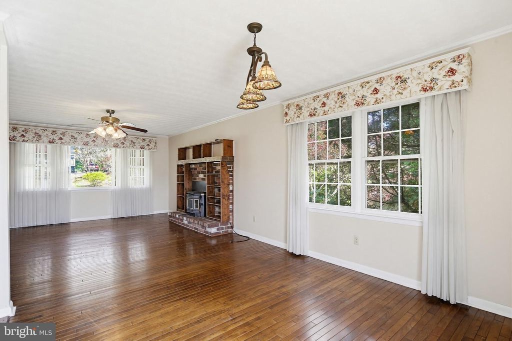 Image 4 of property listing at 603 YORKMINSTER CT, Westminster, MD 21158