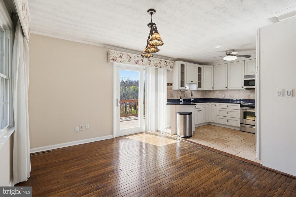 Image 5 of property listing at 603 YORKMINSTER CT, Westminster, MD 21158