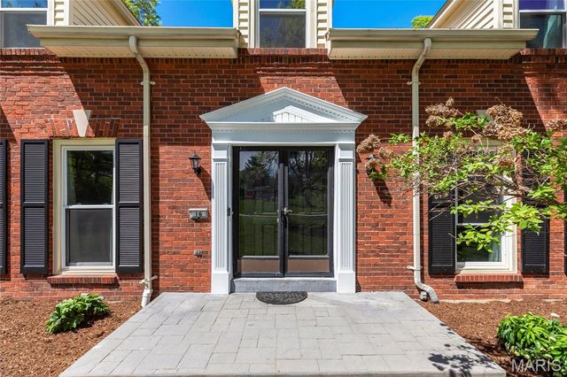 16 Williamsburg Road, Creve Coeur, MO 63141