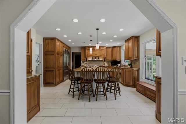 16 Williamsburg Road, Creve Coeur, MO 63141