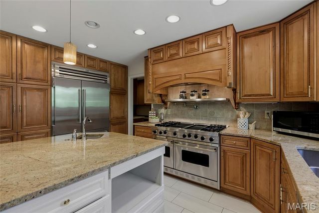 16 Williamsburg Road, Creve Coeur, MO 63141